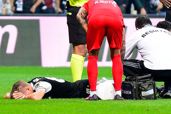 Caner Erkin 6 ay sahalardan uzak kalacak