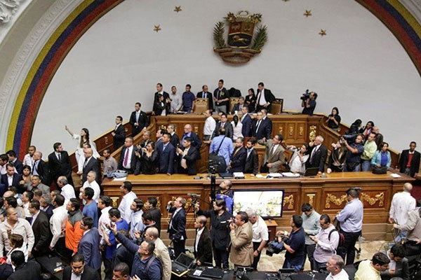 Venezüella'da Maduro destekçileri meclisi bastı