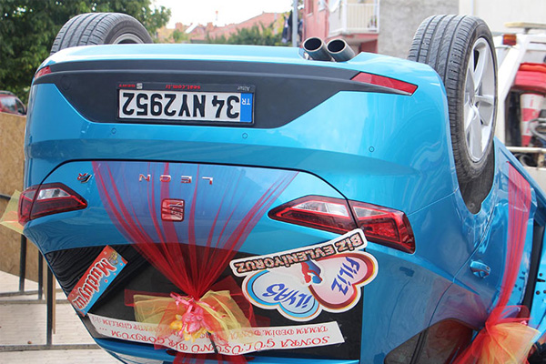 Gelin arabası ters döndü: 4 yaralı