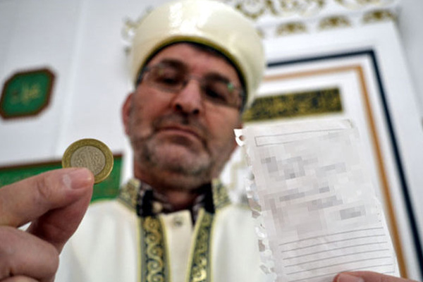 Camiye not: Telefonu şarj ettik, Hakkınızı helal edin