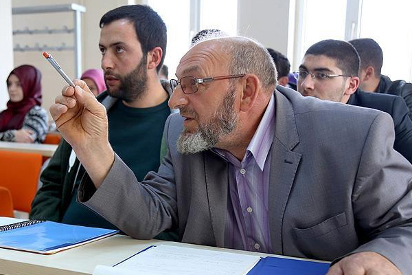 Mustafa amca, okuma azmiyle gençlere örnek oluyor