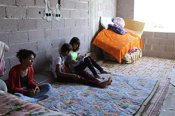 İnşaatta yaşayan aile yaşam mücadelesi veriyor