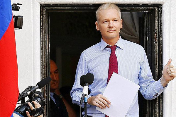 Komedyen Mair, interneti kesilen Assange'a megafonla haberler okuyor