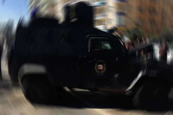 Van'da minibüs zırhlı polis aracına çarptı