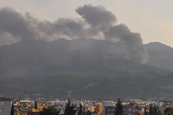 PKK'lılar iş makinelerini yaktı