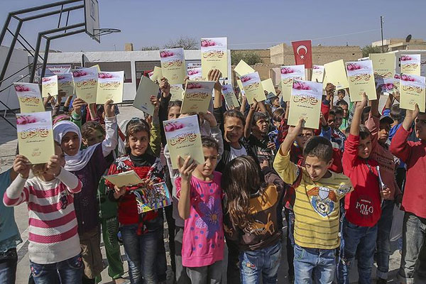 Cerabluslu çocuklara hediye Kur'an-ı Kerim