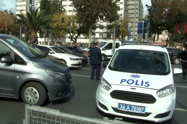 İstanbul Emniyeti önünde şüpheli araç paniği