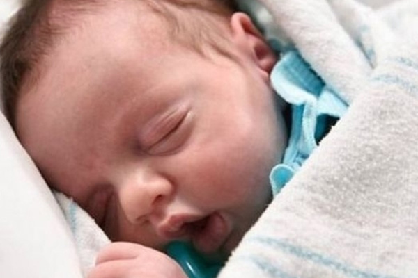 Teksaslı bir bebek dünyaya iki kez geldi