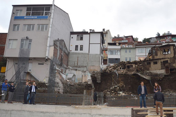 Otopark inşaatı alanında çökme