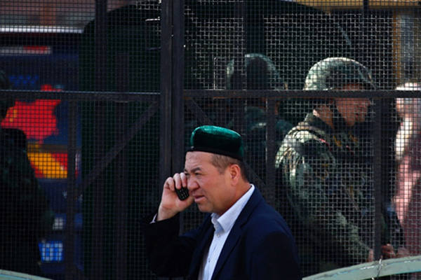 Doğu Türkistan'da cep telefonu yasağına bir yenisi daha eklendi