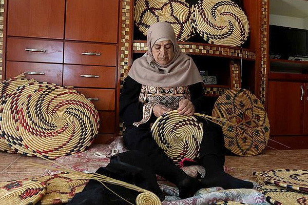 Filistinli Nazmiye'nin geçim kaynağı: Hasır zanaatı