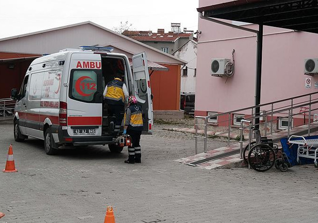 Durdurmaya çalıştığı traktörün altında kaldı