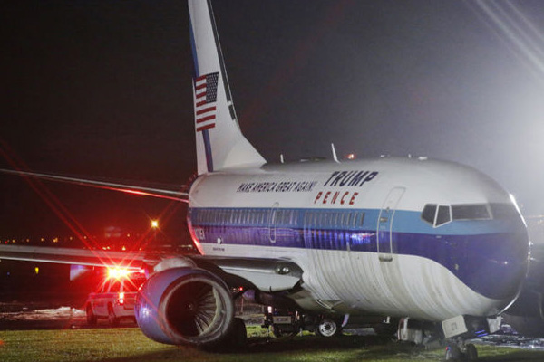 Trump'ın yardımcısının uçağı pisten çıktı
