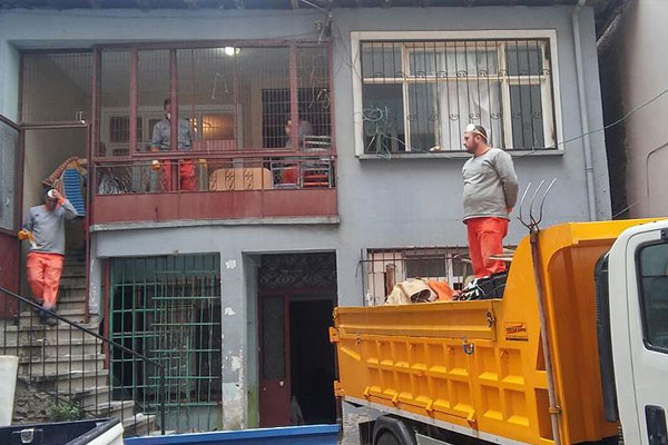 Bir evden 2 kamyon çöp çıktı