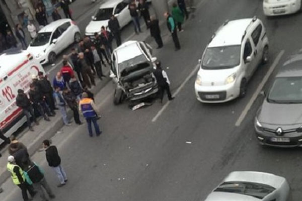 Otomobil metrobüs üst geçidine çarptı