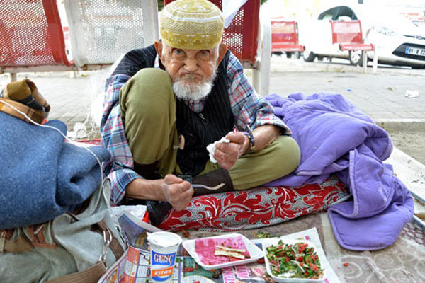 90 yaşındaki Sabri dede evsiz kaldı