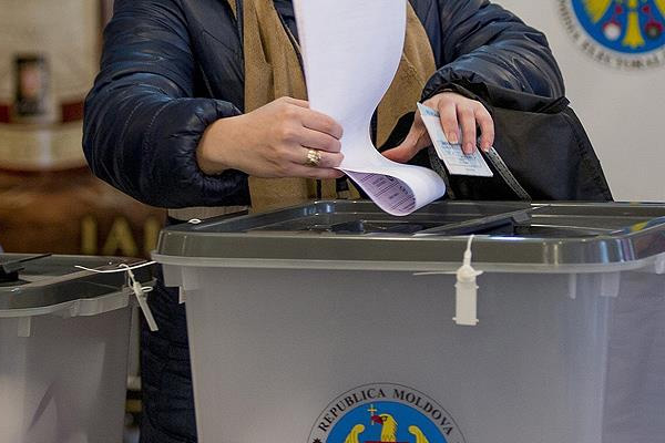 Moldova'da halk sandık başında
