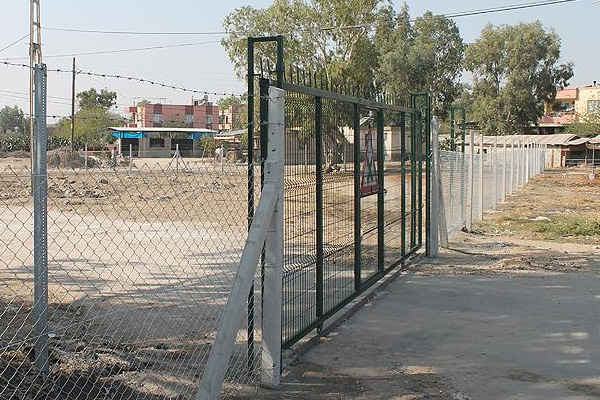 Arsasından geçen yolu kapıyla kapattı