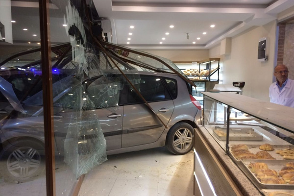 Otomobil fırına daldı: 12 yaralı