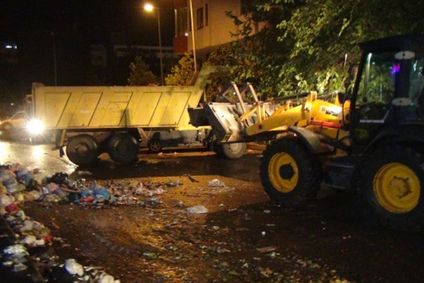 Sur'da çöpler toplanmaya başladı