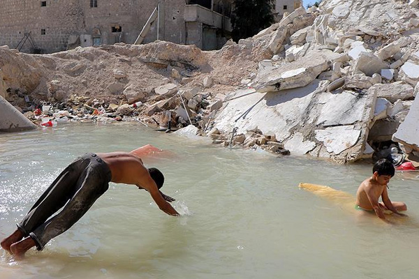 Bomba çukurları çocuklara havuz oldu