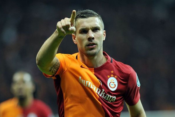 Podolski’den hakemlere F.Bahçe göndermesi