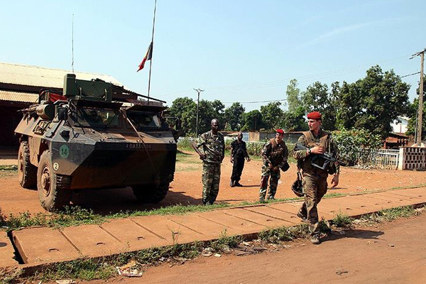 Fransa Orta Afrika'yı terk etmiyor