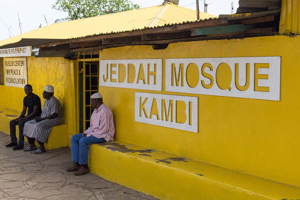 Kenya'da cami ve kiliseler sarıya boyandı