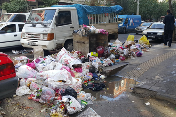 Diyarbakır'da kayyum atanan belediyeden ‘çöp’ seferberliği
