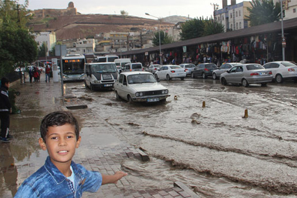 Şanlıurfa'da yollar göle döndü