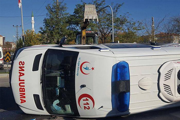 Tekirdağ'da ambulans ile minibüs çarpıştı