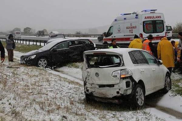 Bolu'da kar yağışı kazalara neden oldu