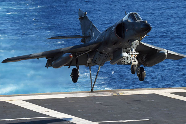 Fransa'dan IŞİD'e bombardıman