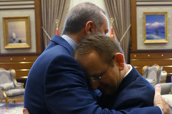 Erdoğan, 15 Temmuz gazisiyle kucaklaştı