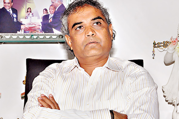 Patron, çalışanlarına ev ve araba hediye etti!