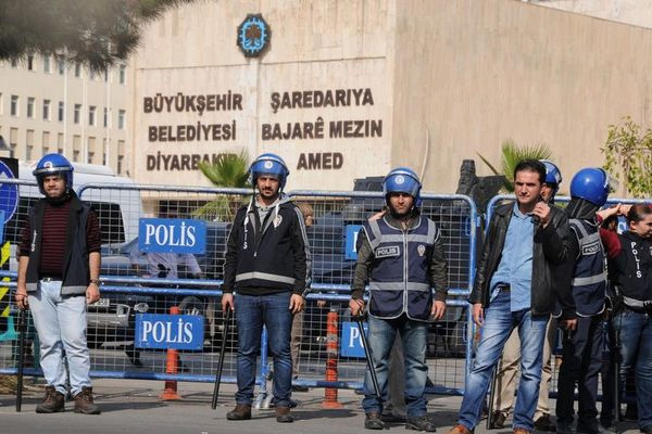 Diyarbakır'da belediyeye atanan kayyum göreve başladı