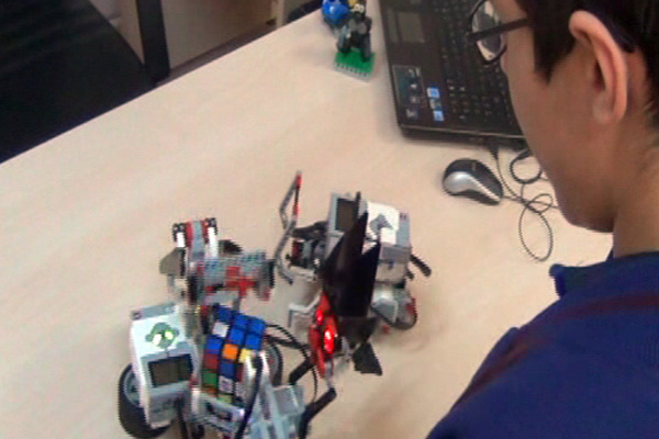 Bu robot insan aklı ile yarışıyor