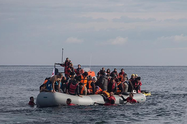 Endonezya'da mülteci botu battı: 17 ölü