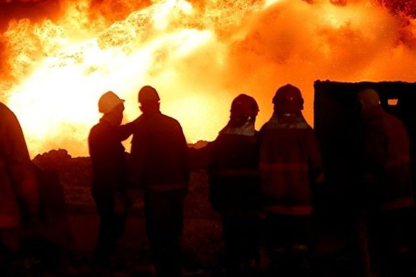 IŞİD, Kayyara'da petrol kuyularını ateşe verdi