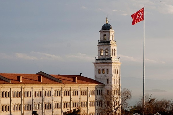 Selimiye Kışlası'ndaki bu sivilin kim olduğu araştırılıyor