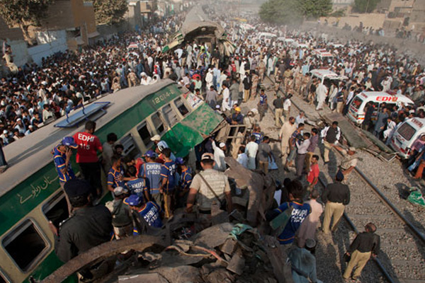 Pakistan'da trenler çarpıştı: 11 ölü