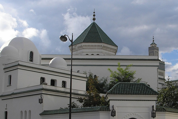 Fransa'da 4 cami teker teker kapatıldı