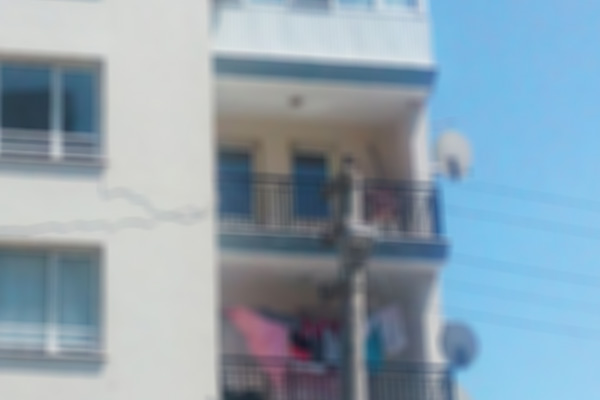 Bebeğini balkondan attı!