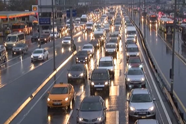 Yağmur İstanbul trafiğini kilitledi