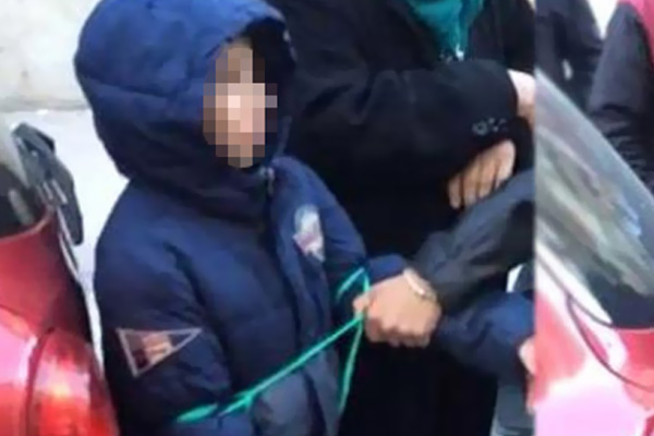 Çocuğunu arabasının arkasına bağlayarak sürükledi