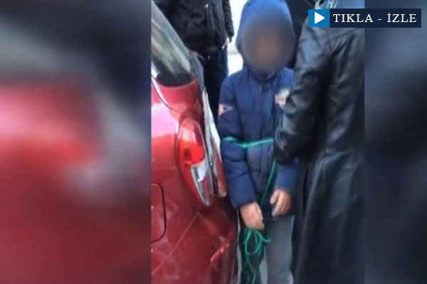 Çocuğunu arabasının arkasına bağlayarak sürükledi