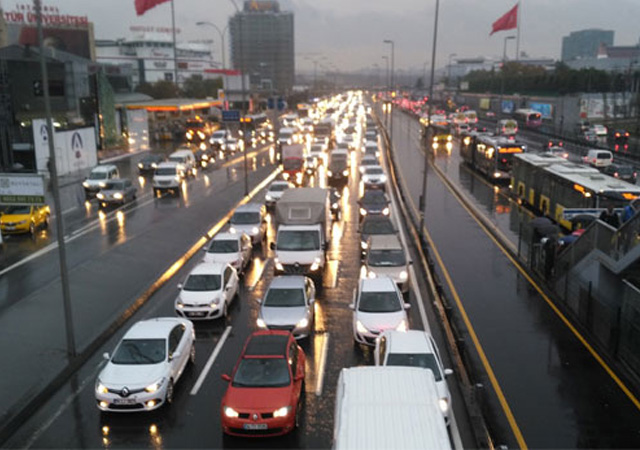 Yağmur İstanbul trafiğini kilitledi