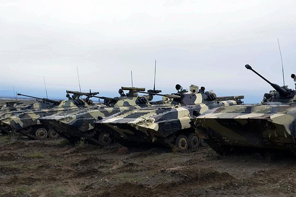 Azerbaycan ordusu cephe hattında tatbikat yaptı