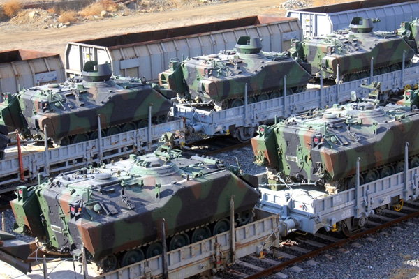 Zırhlı araçlar trenlere yüklendi