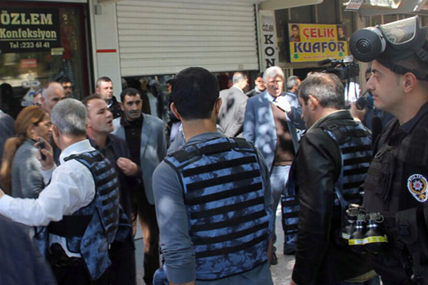 Siirt'te polis ile HDP'liler arasında arbede